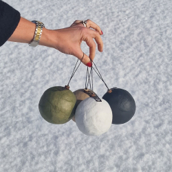 Gift box w/6 pulp balls, white