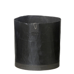 Krllet papirspotte p cementeret bund, Sort