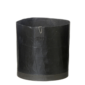 Krllet papirspotte p cementeret bund, Sort