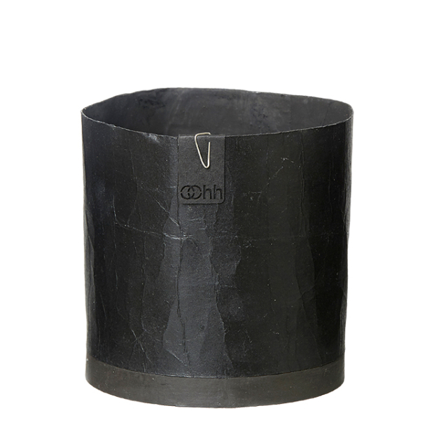 Krllet papirspotte p cementeret bund, Sort