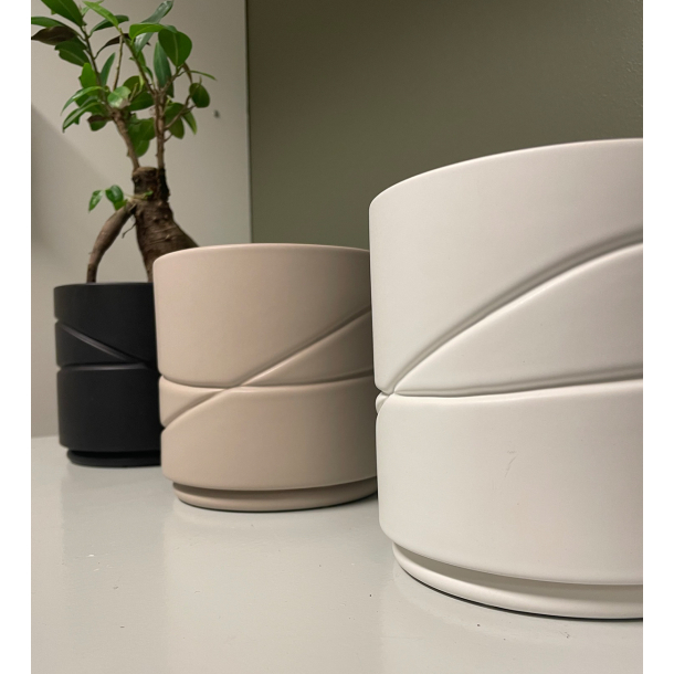 Water Flow Pot, Black