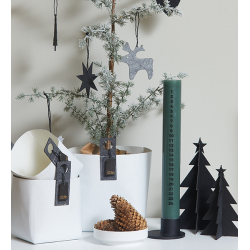 St med hvidt kalenderlys og sort lysestage