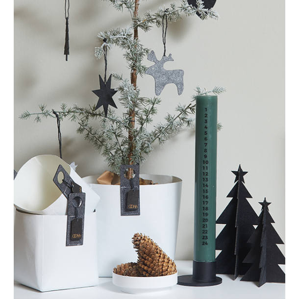 St med hvidt kalenderlys og sort lysestage