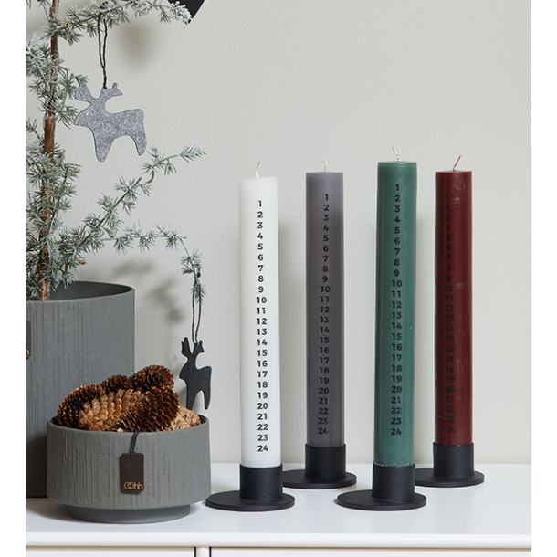 St med hvidt kalenderlys og sort lysestage