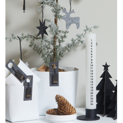 St med hvidt kalenderlys og sort lysestage